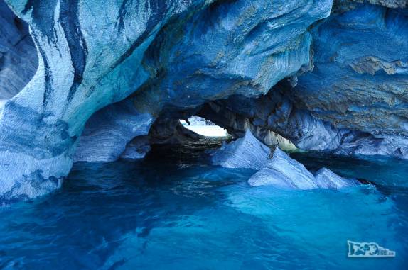Portas, janelas e túneis no interior da Catedral de Mármore, no lago General Carrera, região de Puerto Rio Tranquilo, na Carretera Austral, sul do Chile